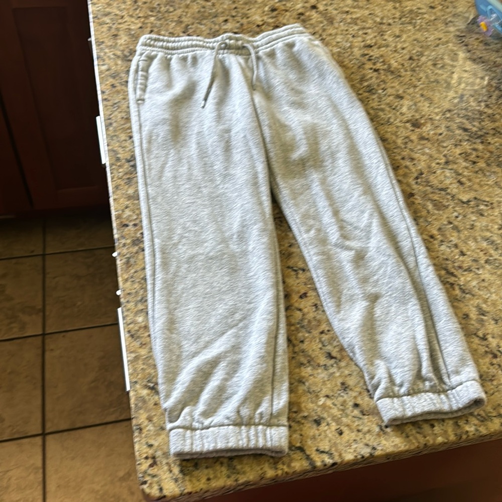 Girls gray athletic sweatpants with pockets